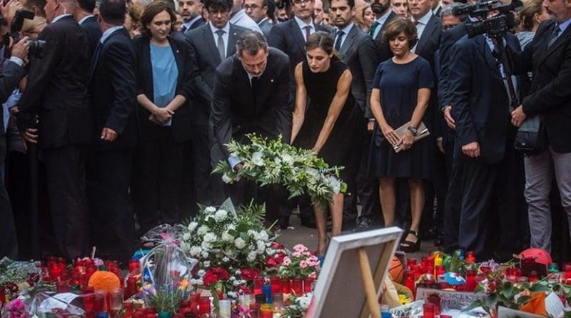 The King and the Queen of Spain depositing a wreath with the President of Catalonia, the Mayor of Barcelona and the Deputy Prime Minister of Spain. Photo by GeoBio, Wikipedia Commons.