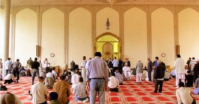 Inside London Central Mosque after Friday prayers. Photo by Tawelsensei, Wikipedia Commons.