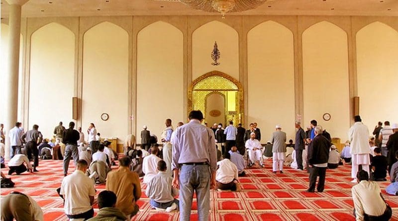 Inside London Central Mosque after Friday prayers. Photo by Tawelsensei, Wikipedia Commons.