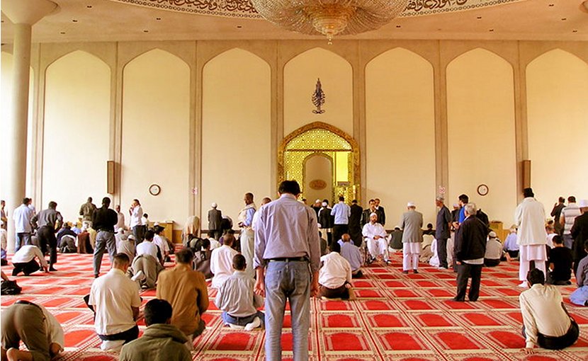 Inside London Central Mosque after Friday prayers. Photo by Tawelsensei, Wikipedia Commons.