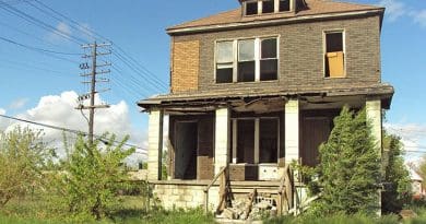 An abandoned house in the Delray neighborhood of Detroit. Photo by Notorious4life, Wikipedia Commons.
