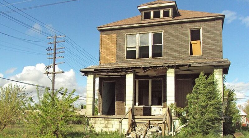 An abandoned house in the Delray neighborhood of Detroit. Photo by Notorious4life, Wikipedia Commons.