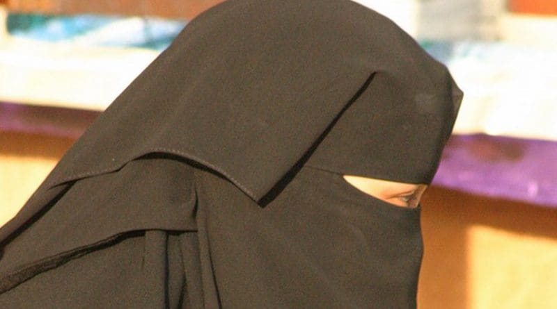 A Saudi woman wearing a traditional niqab. Photo by Walter Callens, Wikipedia Commons.