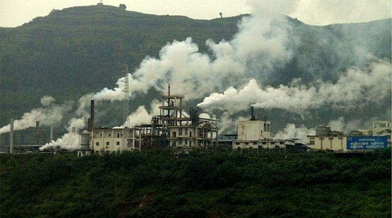 Industrial plant causing air pollution, near the Yangtze River, China, Photo by High Contrast, Wikipedia Commons.