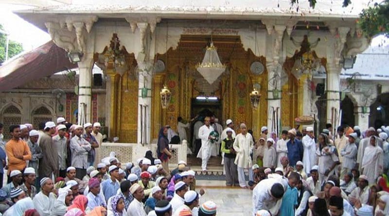 Sufis in India. Photo by Mujeerkhan, Wikipedia Commons.