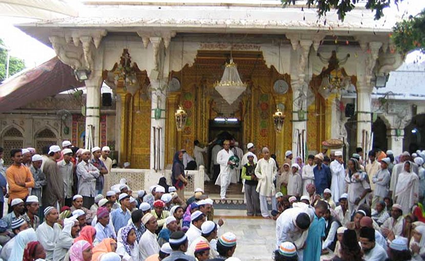 Sufis in India. Photo by Mujeerkhan, Wikipedia Commons.