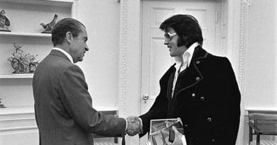 Elvis Presley meeting Richard Nixon. On December 21, 1970, at his own request. Photo by Ollie Atkins, chief White House photographer at the time, Wikipedia Commons.