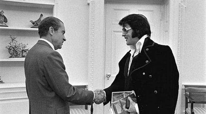 Elvis Presley meeting Richard Nixon. On December 21, 1970, at his own request. Photo by Ollie Atkins, chief White House photographer at the time, Wikipedia Commons.