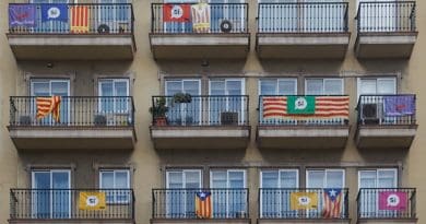 Pro-Catalonia independence flags in Barcelona. Photo by Philipp Reichmuth, Wikipedia Commons.