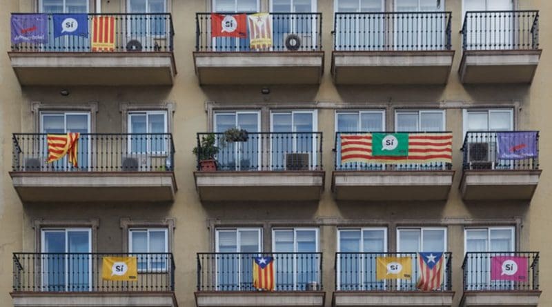 Pro-Catalonia independence flags in Barcelona. Photo by Philipp Reichmuth, Wikipedia Commons.