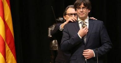 Catalan leader Carles Puigdemont assuming the position of President, in front of his predecessor Artur Mas. Photo Credit: Generalitat de Catalunya, Wikipedia Commons.