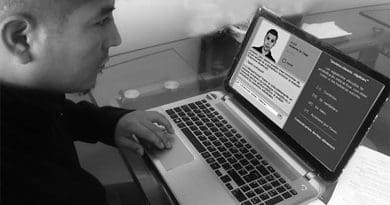 A computer user speaking with a chatbot. Photo by Mariscal2014, Wikimedia Commons.