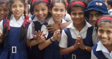 Schoolgirls in Mumbai, India. Photo by the opoponax, Wikimedia Commons.