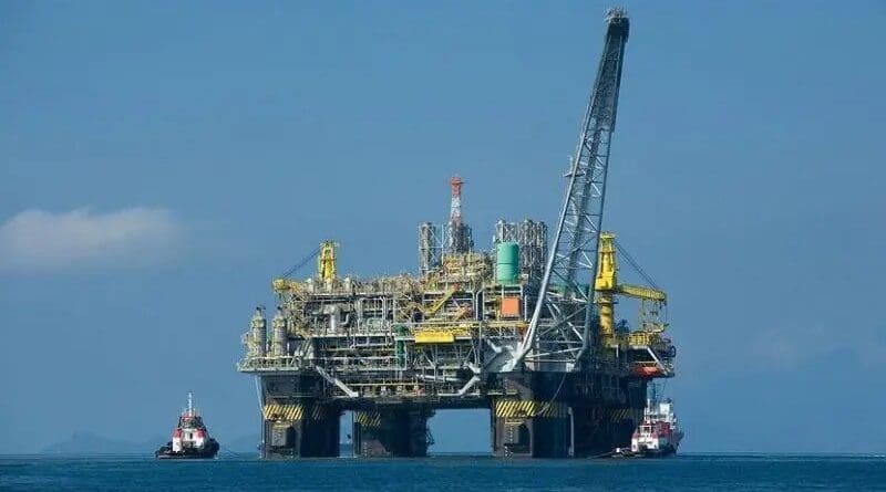 Oil platform P-51 offshore Brazil. Photo by Divulgação Petrobras / ABr, Wikipedia Commons.