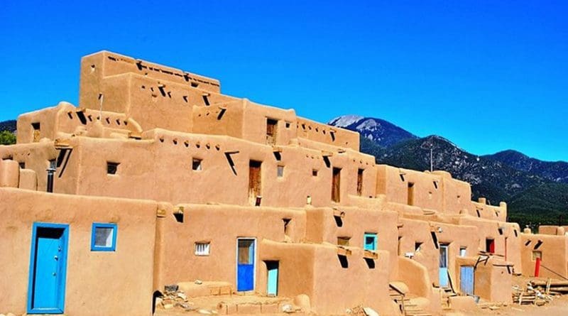 Taos Pueblo, New Mexico (USA). Photo by Elisa.rolle, Wikipedia Commons.