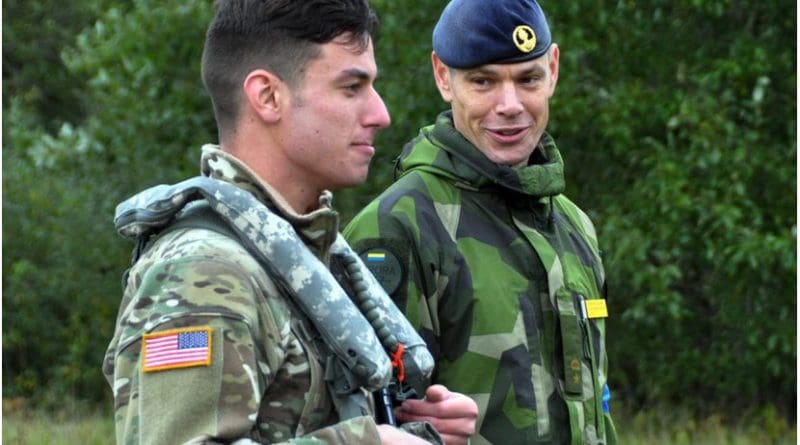 A Swedish air defense officer speaks with an American pilot after U.S. attack helicopters drilled with Swedish air defense units during the Aurora 2017 exercise. (Source: SWEDISH ARMED FORCES/Aurora 2017)