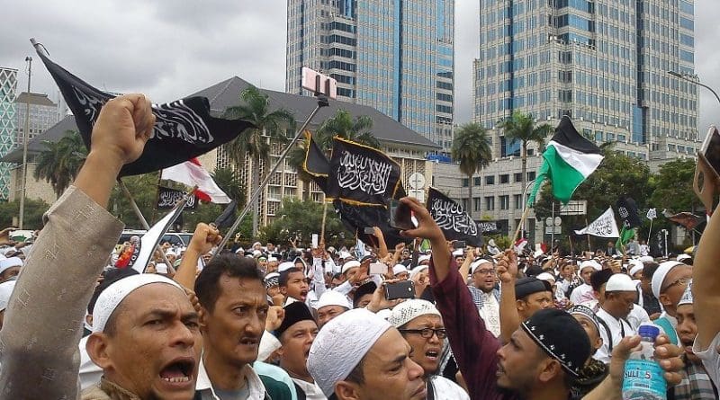 Protests against Basuki Tjahaja Purnama, Christian governor of Jakarta, 31 March 2017. Photo by Cahaya Maulidian, Wikipedia Commons.