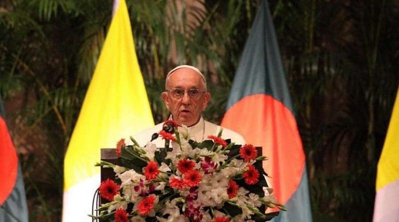 Pope Francis speaks to authorities in Dhaka, Bangladesh after his arrival Nov. 30, 2017. Credit: Ed Pentin/CNA.