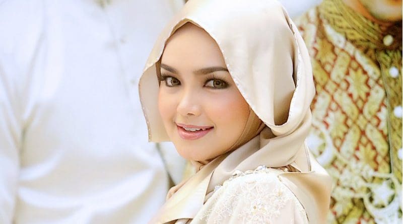 Malaysian singer Siti Nurhaliza wearing a tudung (headscarf). Photo by Idzwan Junaidi, Wikipedia Commons.