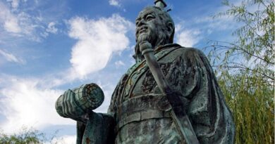 Statue of Sun Tzu. Photo by 663highland, Wikipedia Commons.