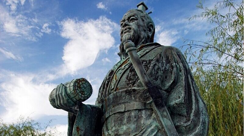 Statue of Sun Tzu. Photo by 663highland, Wikipedia Commons.