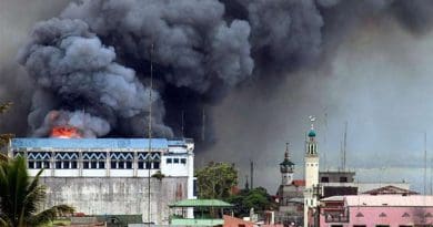 A building in Marawi is set ablaze by airstrikes carried out by the Philippine Air Force. Photo by Mark Jhomel, Wikipedia Commons.