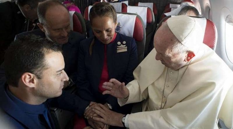 Pope Francis marries flight attendants Paula Podest and Carlos Ciuffardi during his flight from Santiago to Iquique Jan. 18, 2018. Credit: Vatican Media/CNA.