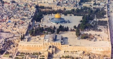 Southern aerial view of the Temple Mount, Al-Aqsa Mosque, in East Jerusalem. Photo by Andrew Shiva, Wikipedia Commons.