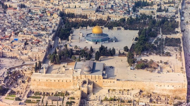 Southern aerial view of the Temple Mount, Al-Aqsa Mosque, in East Jerusalem. Photo by Andrew Shiva, Wikipedia Commons.