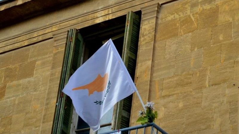 Flag of Cyprus. Photo by Nicosiaphotoinform, Wikimedia Commons.