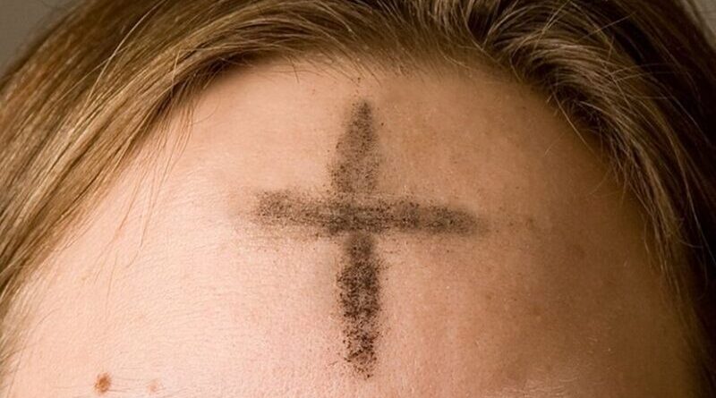 A cross of ashes on a worshipper's forehead on Ash Wednesday. Photo by Oxh973, Wikipedia Commons.