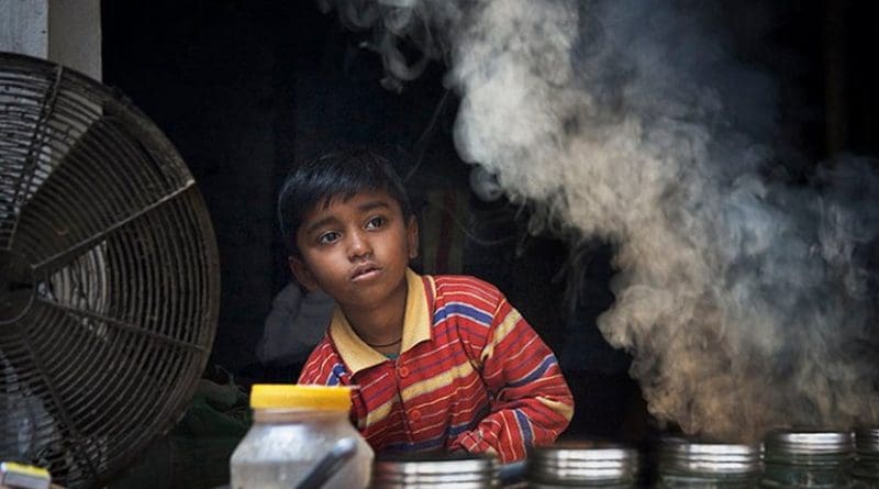 Young child working in India. Photo by Jorge Royan, Wikimedia Commons.