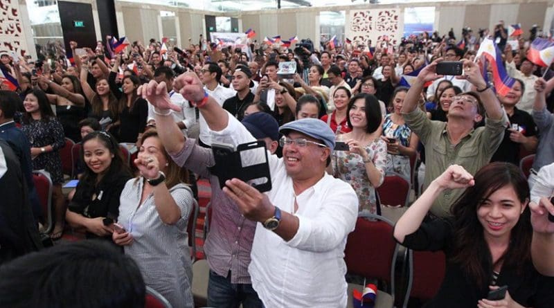 Overseas Filipinos in Vietnam welcome President Rodrigo Duterte during his official visit to the country, 28 September 2016. Photo by PCOO EDP, Wikipedia Commons,