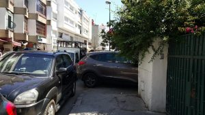 Cars clog the roads and the sidewalks in Hassan, Rabat and pedestrians are unable to go about their business (Photo: M. Chtatou)