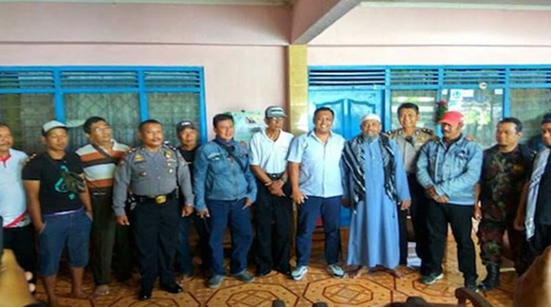 Parishioners and Muslims pose for a photo after settling a dispute involving social work by Catholic parishioners among Muslim communities in Yogyakarta. (Photo supplied via UCAN)