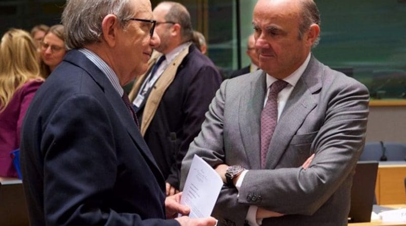 Spain's Economic Affairs Minister Luis de Guindos and his Italian colleague Pier Carlo Padoan,, during the last Eurogroup meeting. Photo: European Council