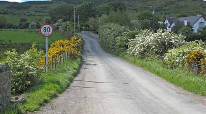 The border at Killeen (North Ireland) (viewed from the UK side) marked only by a metric (km/h) speed limit sign. Photo by Oliver Dixon, Wikipedia Commons.