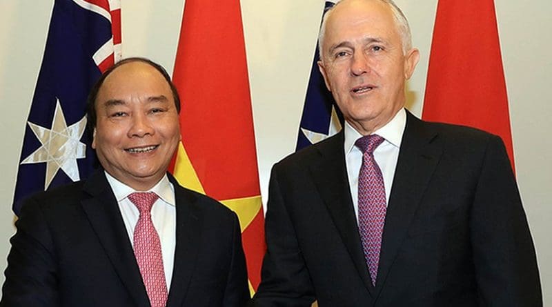 Vietnam's PM Nguyen Xuan Phuc (left) shakes hands with Australian PM Malcolm Turnbull in Canberra. Photo: VGP