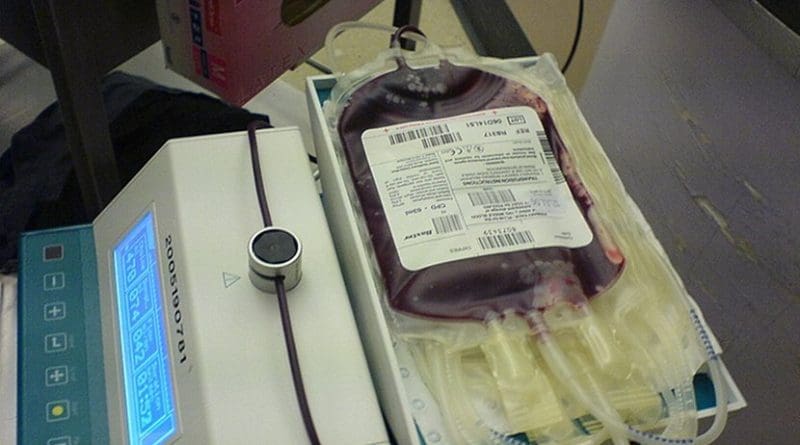 A mechanical tray agitates the bag to mix the blood with anticoagulants and prevent clotting. Photo by Waldszenen, Wikipedia Commons.