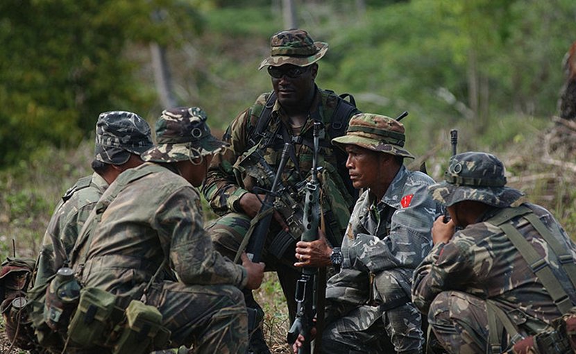 A Special Forces Soldier conducts Security Assistance Training for members of the Philippine Army's 1st Infantry (TABAK) Division. Photo by Edward G. Martens, Wikipedia Commons.