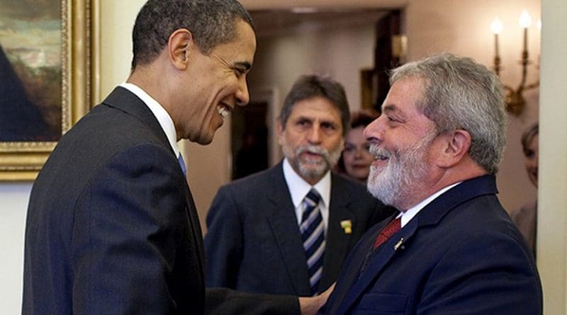 U.S. President Barack Obama said that the then president of Brazil, Luiz Inacio “Lula” da Silva, was “the most popular president on earth”. This picture shows Obama greeting him in the Oval Office in March 2009. Credit: White House.