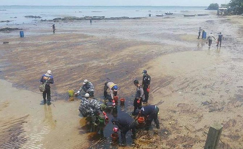Indonesia: anger mounts over deadly oil spill and fire