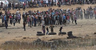 Gazan Protestors near Karni Crossing. Source: IDF, Wikipedia Commons.