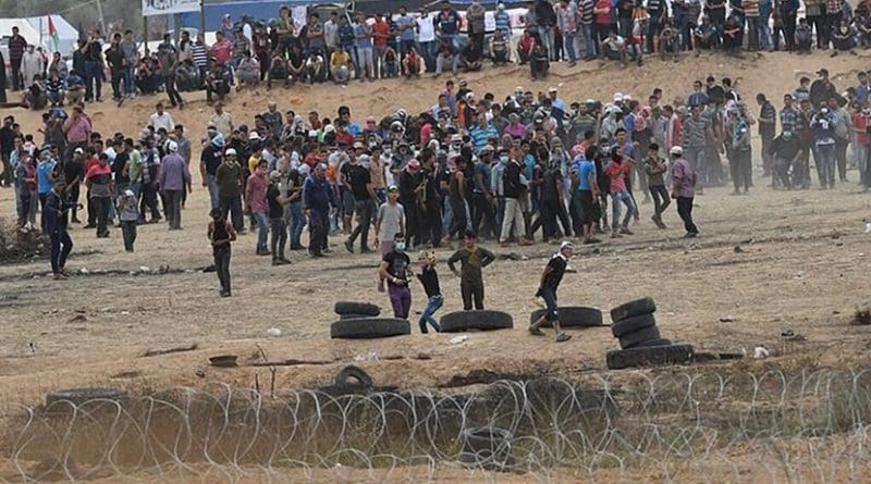 Gazan Protestors near Karni Crossing. Source: IDF, Wikipedia Commons.