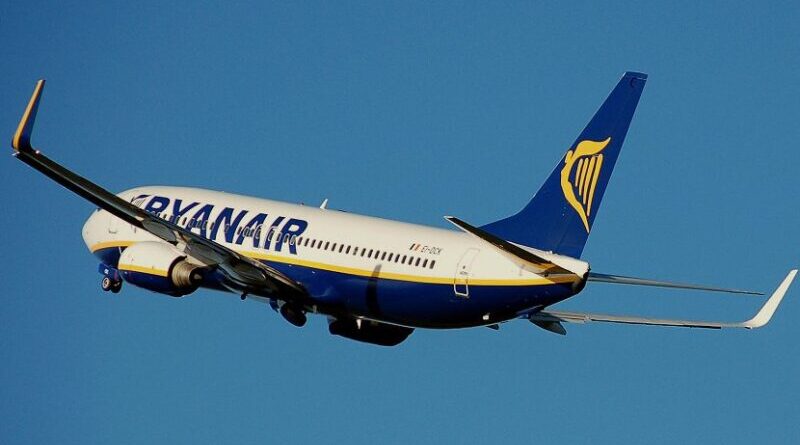 A Ryanair plane. Photo Credit: Adrian Pingstone, Wikimedia Commons.