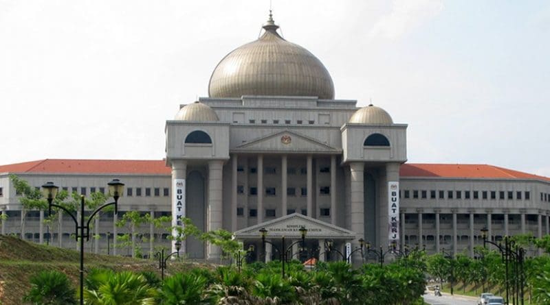 The Kuala Lumpur Courts Complex in Kuala Lumpur, Malaysia. Photo Credit: Geoff, Wikipedia Commons.