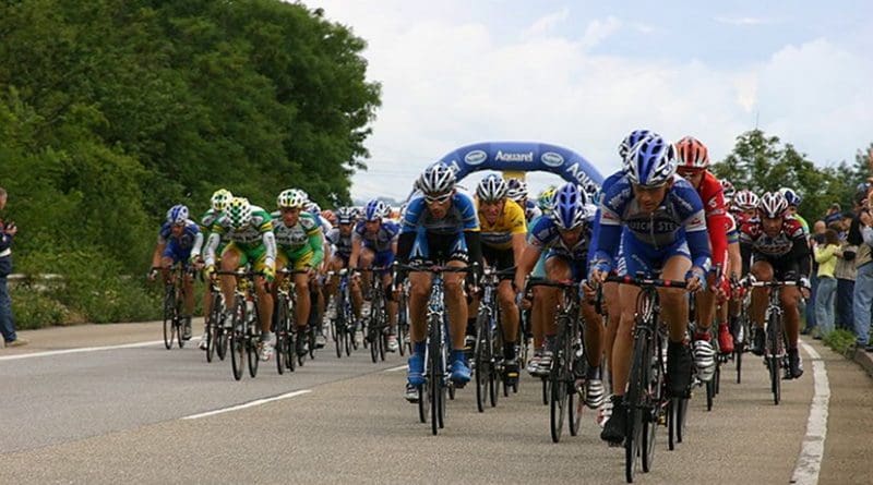 The peloton during the 2005 Tour de France. Photo Credit: Wikimedia Commons.