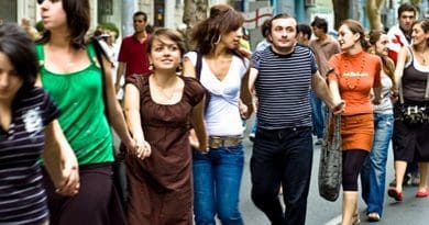 Georgians form a human chain against Russian occupation, September 1, 2008. Photo: Vladimer Shioshvili/flickr