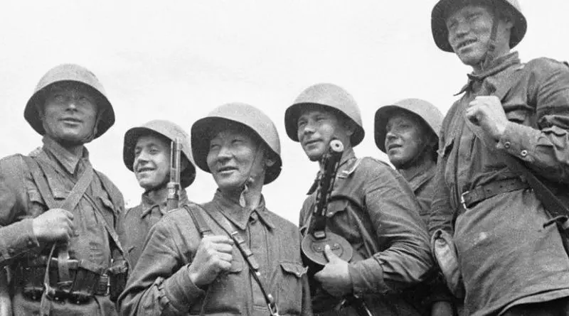 Soviet soldiers in World War II. Source: Wikimedia Commons.