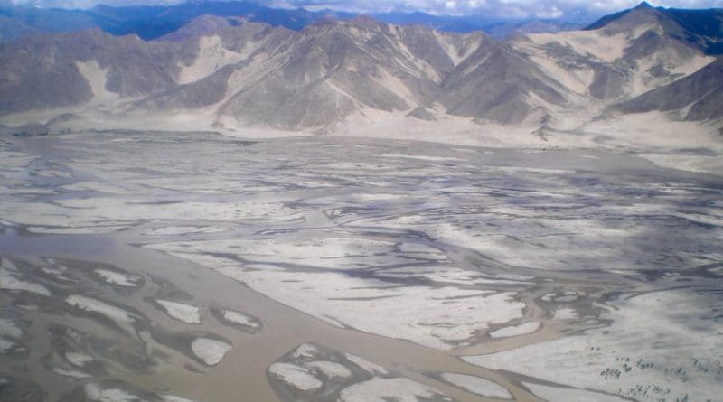 The Yarlung Tsangpo River in Tibet. Photo Credit: Carlos Delgado, Wikipedia Commons.